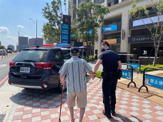 家属求助寻8旬失智翁，龟山警寻获时他正逆向骑车。（翻摄照片／蔡依珍桃园传真）