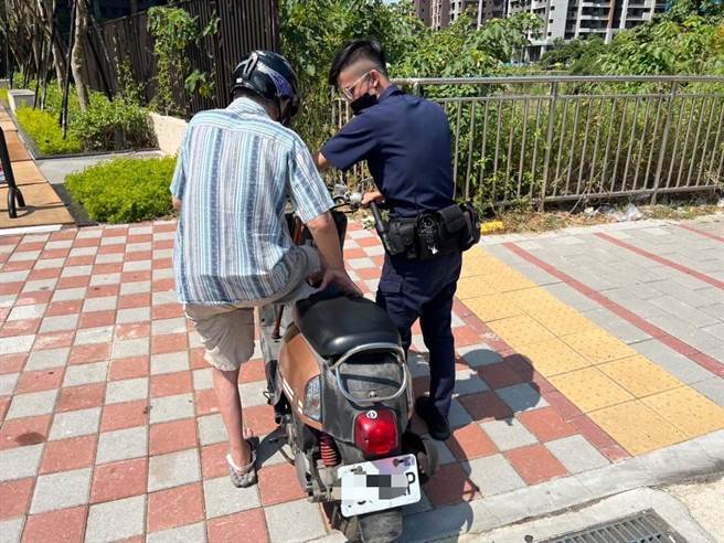 家属求助寻8旬失智翁，龟山警寻获时他正逆向骑车。（翻摄照片／蔡依珍桃园传真）