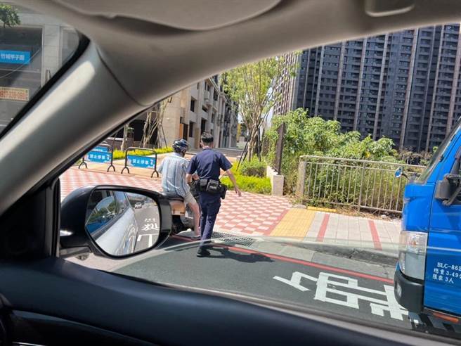 家属求助寻8旬失智翁，龟山警寻获时他正逆向骑车。（翻摄照片／蔡依珍桃园传真）