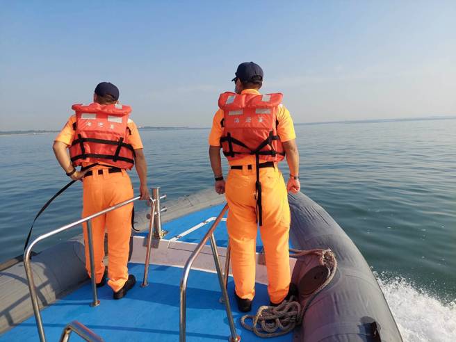 金门海巡队昨晚至今共出动9艇35人持续搜寻中。（金门海巡队提供）