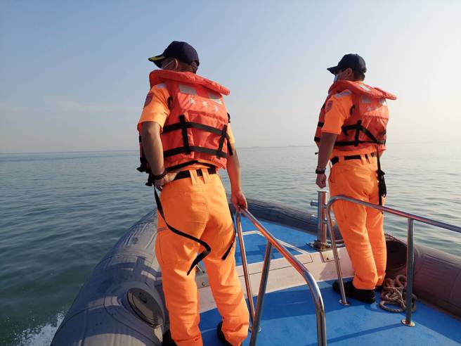 金门海巡队昨晚至今共出动9艇35人持续搜寻中。（金门海巡队提供）
