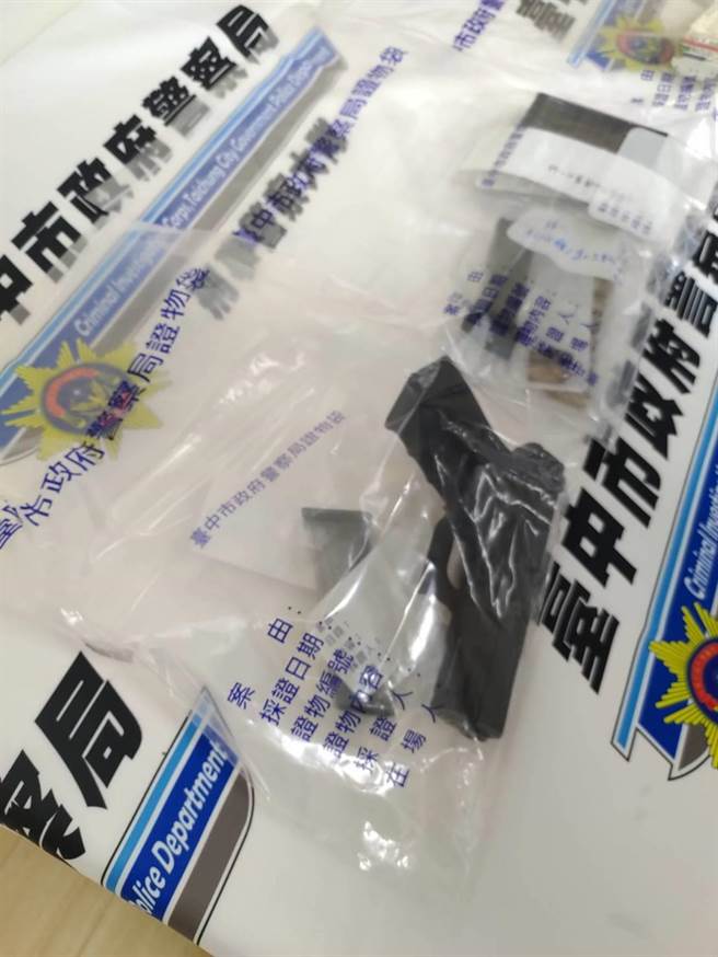 警方在太平山区陈尸现场查获手枪。（警方提供）