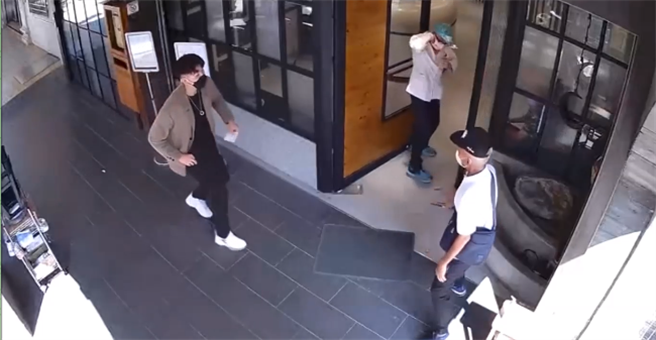 許姓遊民(右)持美工刀在診所外，隨機砍殺走出診所的鍾姓員工。(摘自臉書「黑色豪門企業」)