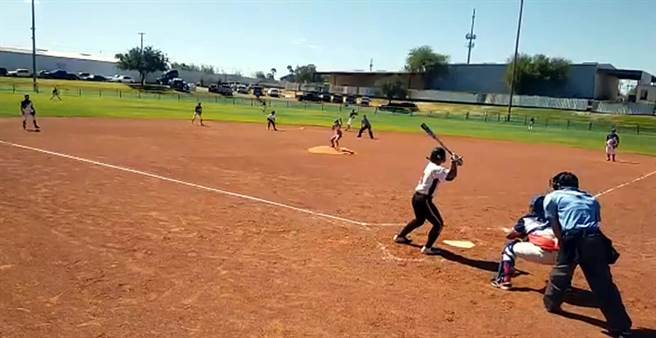 高雄市中正國小少棒隊代表臺灣參加小馬聯盟世界少棒錦標賽，29日首戰對上實力堅強的多明尼加，高雄小將全力以赴，從領先到落後，最終再來個逆轉勝。（高市教育局提供／楊舒婷高雄傳真）