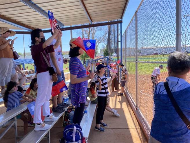 美國當地的加油團，為小將們加油，提升士氣。（高市教育局提供／楊舒婷高雄傳真）