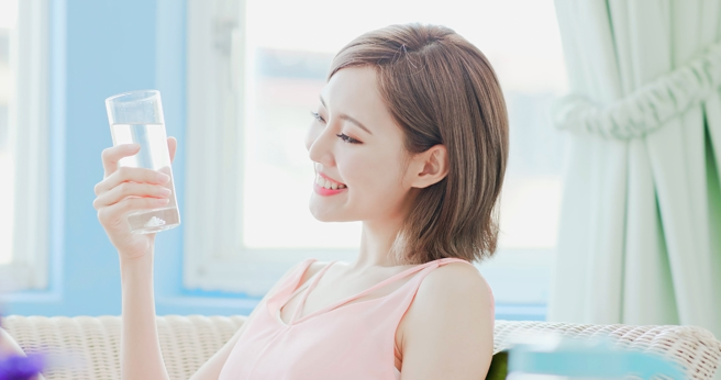 一名阿伯口渴时狂灌水，没想到竟出现呼吸急促状况，原来是他一次喝过量，造成水中毒。(示意图/达志影像)