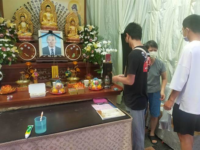 台中市潭子滷味攤命案偵破，今天是死者頭七，親友前往靈堂捻香。（陳淑娥攝）