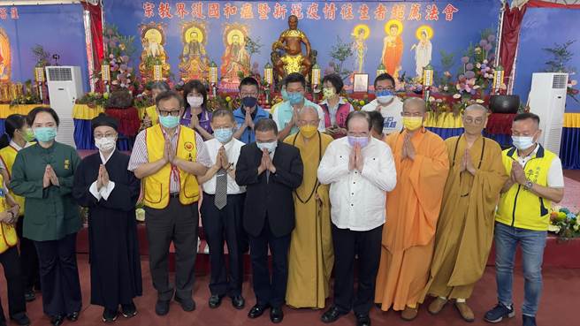 新北市長侯友宜到三重先嗇宮參加疫情往者祈福法會。（呂健豪攝）