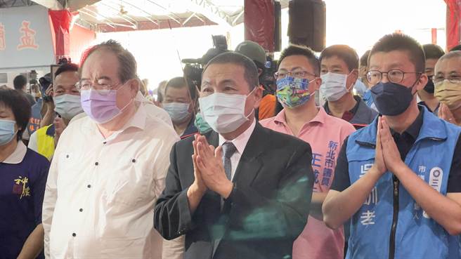 侯友宜向往生者上香致意。（呂健豪攝）