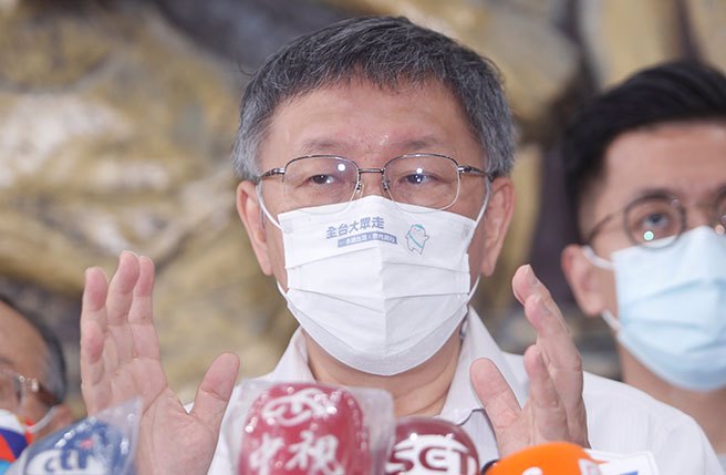 美國聯邦眾議院議長裴洛西仍不願鬆口是否訪問台灣，台北市長柯文哲(前)30日出席福林國小「2022年世界少棒聯盟(LLBWS)世界少棒錦標賽」授旗典禮受訪指出，裴洛西若訪台「中國大陸一定會有動作」，中美可以各有堅持、各自表態，但不要弄到擦槍走火。（陳怡誠攝）