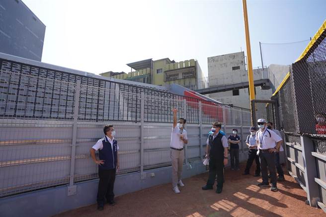 代理市长陈章贤（左）日前与棒球场场地改善小组专家代表，共赴球场现勘。（新竹市政府提供／王惠慧新竹传真）