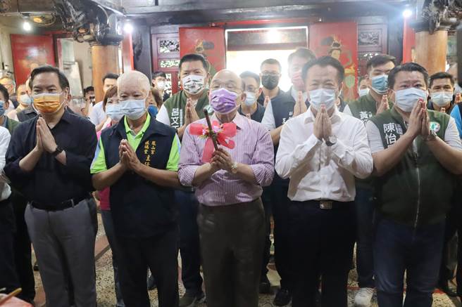 行政院长苏贞昌今上午在行政院发言人罗秉成、嘉义县长翁章梁等人陪同下，前往嘉义县六脚乡娘妈堂参拜祈福。（吕妍庭摄）
