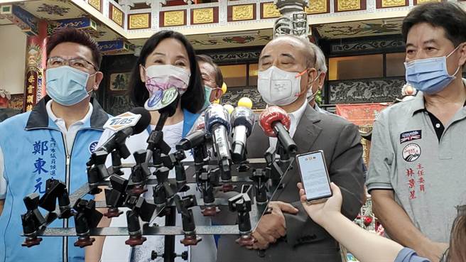 經濟部長王美花今天在紅毛港大林蒲召開遷村說明會，國民黨高雄市長參選人柯志恩強調，大林蒲遷村的議題已經很久時間了，她只有一個原則，政府應該要給大林蒲居民一個很好的交代，希望居民是歡喜遷村而不是被迫哀怨的離開自己的家鄉。(記者林雅惠攝)