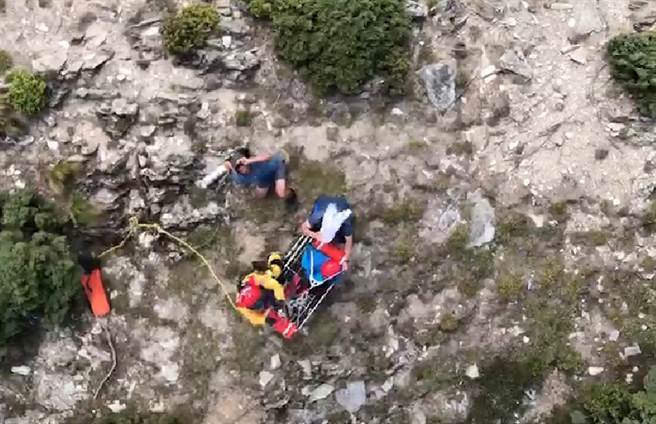 洪姓岁妇人爬嘉明湖昏倒，空勤直升机顺利吊挂救援。（ 民眾提供）