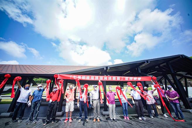 觀光局澎管處位在七美離島的𩵺鯉灣珊瑚海休憩區舉行落成啟用典禮，希望厚實離島的觀光資源，讓旅客能在此享受優質的景觀、獨一無二的珊瑚海度假氛圍。(澎管處提供)