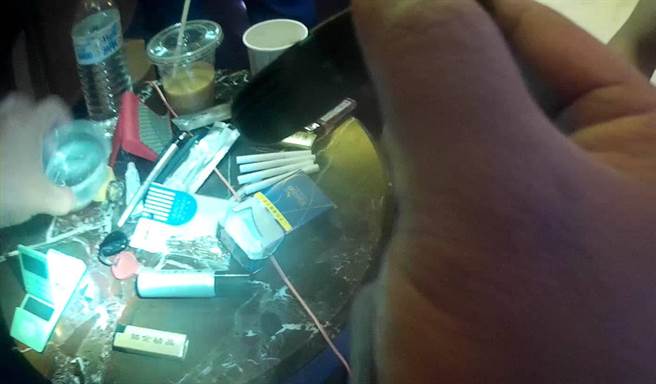 陈姓男子汽车旅馆内吸毒，飘出异味，引来警方上门逮人。（读者提供／程炳璋台南传真）