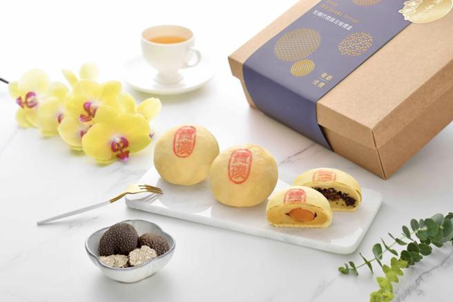 （宝璞大饭店携手125年老店「福记饼店」推出二款中秋礼盒，「松鹤竹鹿绿豆椪」礼盒内有「黑松露绿豆椪」。图／宝璞大饭店提供）