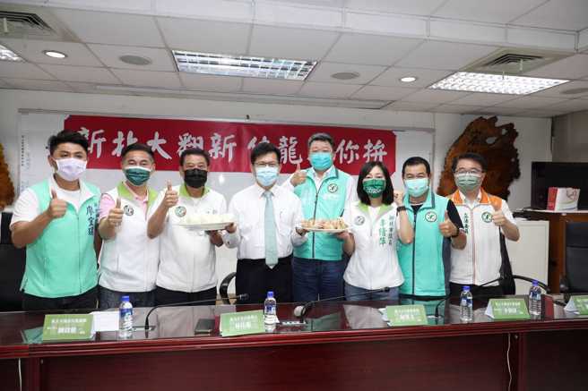 林佳龙拜会新北市议会民进党团。(取自林佳龙脸书)