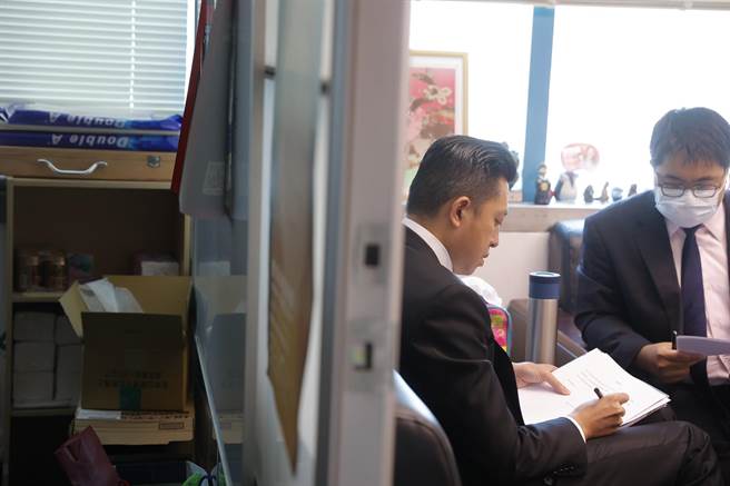 林智堅中午在臉書上說明會公布提供給台大學倫會的審查資料，是希望證明自己的原創。(楊宗灝翻攝)