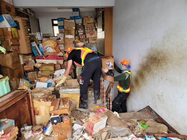  清潔人員挺進5樓進行清掃。（翻攝照片／高雄洪靖宜傳真）