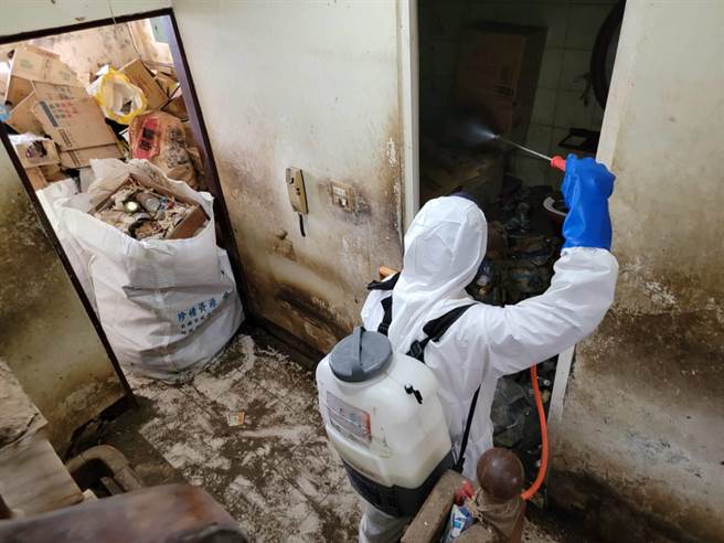 邊消毒邊清掃，味道令人難以忍受。（翻攝照片／高雄洪靖宜傳真）