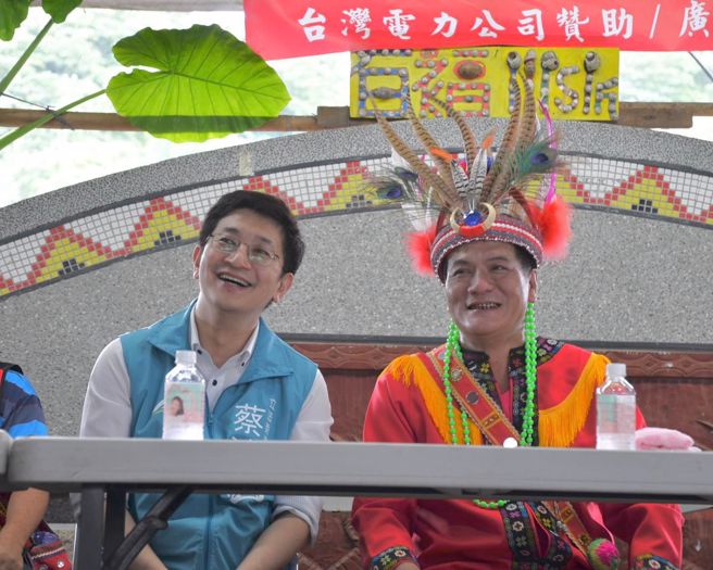 民进党基隆市长参选人蔡适应（左）。（图／取自蔡适应脸书）