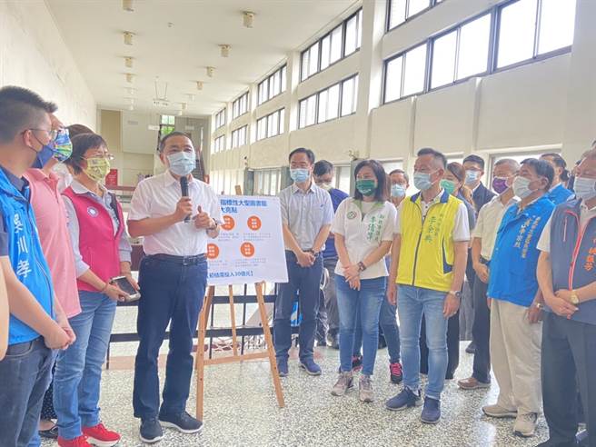 新北市长侯友宜今日上午前往三重今日上午前往市立图书馆三重分馆视察。（新北市立图书馆提供）