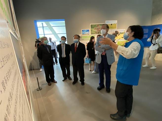 亚大创办人蔡长海（右2）、台达集团创办人暨台达电子文教基金会董事长郑崇华（右3）、亚大校长蔡进发（左2）、亚大现代美术馆长潘襎（左1）一同参观。（张妍溱摄）