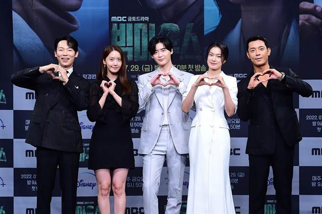 杨庆元（左起）、润娥、李锺硕、玉子妍、金柱宪出席《黑话律师》记者会。（Disney＋提供）