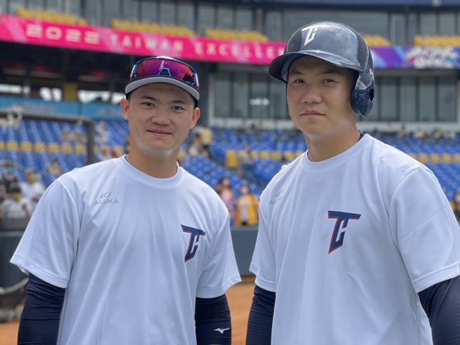 明星赛中华队二游防区交给林靖凯（左）、江坤宇。（毛琬婷摄）