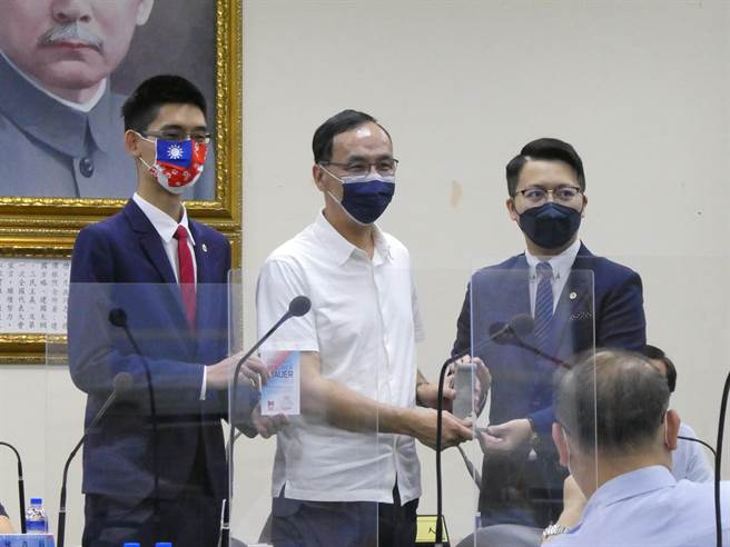 繼周三會見日台交流協會副代表橫地晃後，國民黨主席朱立倫昨晚再宴請日本自民黨眾議員石破茂與參議員清水貴之訪團。朱今於臉書表示，石破茂等人也特別提到，日本對故總統蔣介石以德報怨精神相當感念。（周志豪攝）