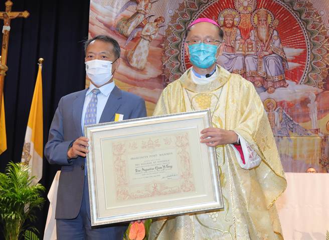 静宜大学董事长暨台中教区主教苏耀文（右），代表教廷颁赠「十字架奬章」给卸任校长唐传义（左）。（陈世宗摄）