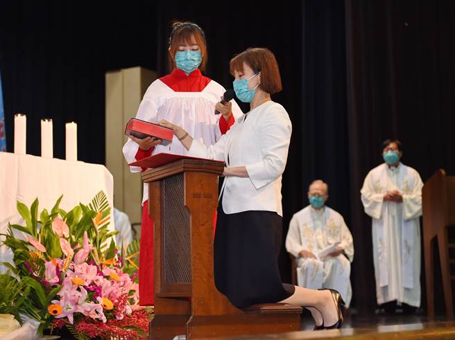 新任校长林思伶宣誓就职，强调「愈在地愈国际、愈偏乡愈科技」是学校未来的目标及策略。（陈世宗摄）