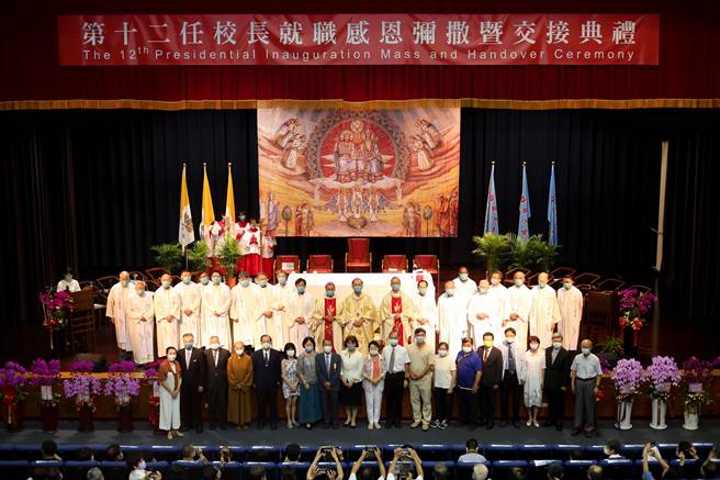 静宜大学今天举行第12任校长就职感恩弥撒暨交接典礼，前教育部长吴清基、吴思华及考选部长许舒翔等，各界代表参与盛会，共同见证歷史一刻。（陈世宗摄）
