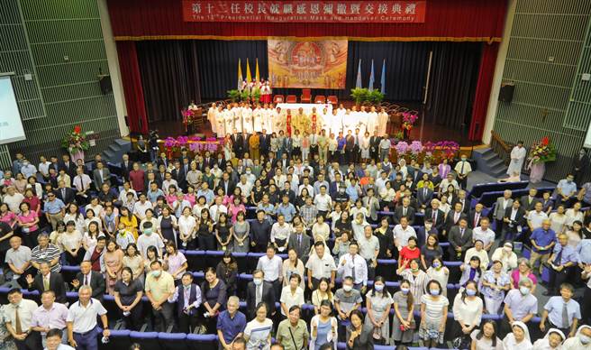 静宜大学今天举行第12任校长就职感恩弥撒暨交接典礼，前教育部长吴清基、吴思华及考选部长许舒翔等，各界代表参与盛会，共同见证歷史一刻。（陈世宗摄）