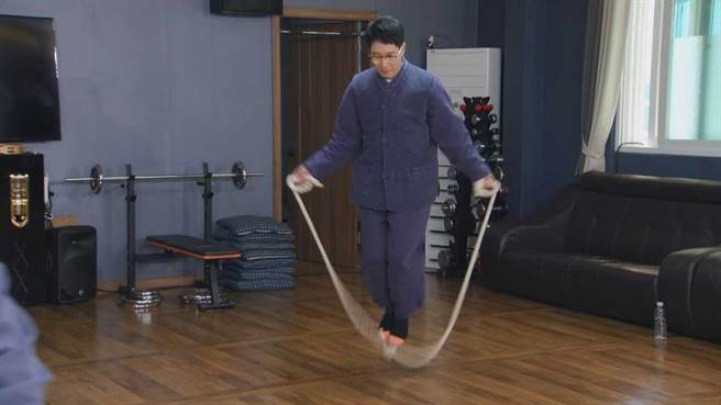 池锡辰拼老命连续跳绳50下，只为了不洗碗。（中视提供）