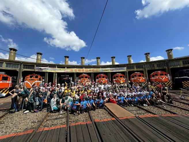 彰化县彰化市为庆祝国定古蹟「扇形车库」百岁生日，特别举办「扇形盛典庆百年」系列活动，30日在车库前上演「时尚与古典撞击」的时装秀，共有百位老、中、青、少四代模特儿现身。（吴建辉摄）