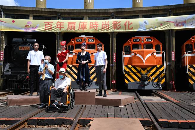 百位模特儿现身会场，包含老、中、青、少四代，有和扇形车库一样百岁的人瑞林文汉伯伯，还有年仅十岁的小小模特儿，在市长的带领下一同步入会场。（吴建辉摄）