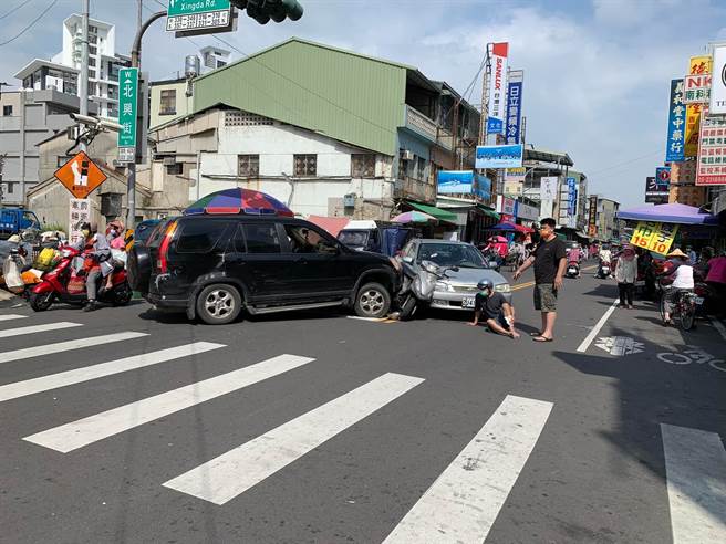 黄男竟心虚落跑，一路跑给警察追，不慎撞上汽、机车，造成机车骑士骨折受伤。（取自绿豆嘉义人脸书社团∕吕妍庭嘉义传真）
