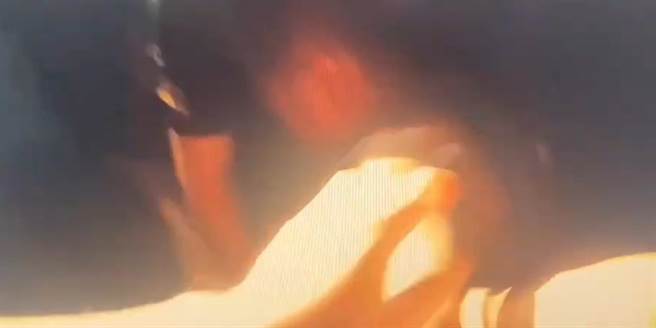 曾姓男子及其另兩名友人昨天晚上在太平長億路毆打不認識的民眾，遭警方壓制帶回。（翻攝照片／張亦惠台中傳真）