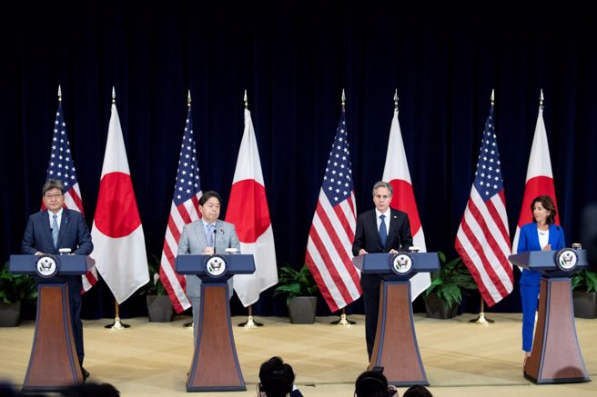 日美經濟版2加2會談29日在美國華盛頓舉行，主要與會人士包括美國國務卿布林肯（Antony Blinken）、商務部長雷蒙多（Gina Raimondo），及日本外務大臣林芳正、經濟產業大臣萩生田光一等。(圖／路透社)