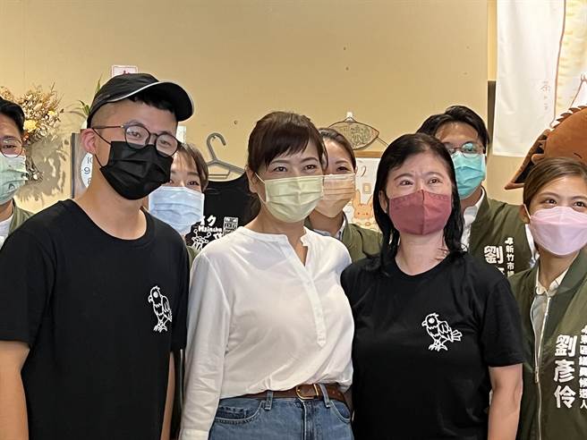 民进党新竹市长参选人沈慧虹（左二）30日提出「青创勇气金」政见，鼓励青年在新竹旧城区创业。（王惠慧摄）