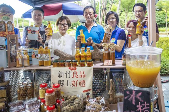 「北台良品竹縣GO購」在遠百竹北店前登場，縣府祕書長陳季媛（右三）推薦「新竹良品」。（羅浚濱攝）