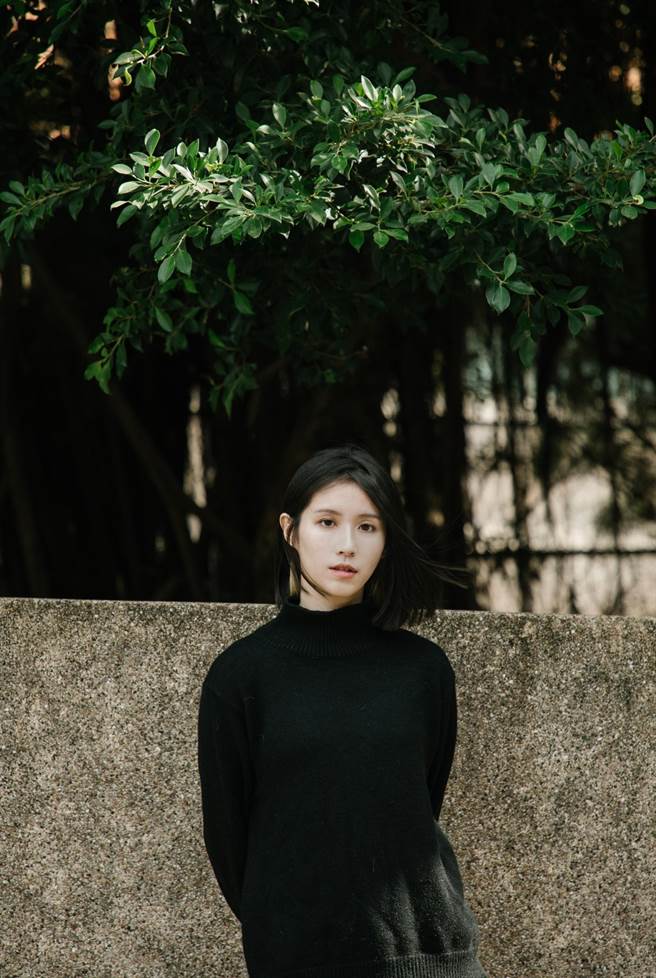 高市青年局邀请知名设计师李君慈，打造限量结婚书约礼盒。（柯宗纬翻摄）