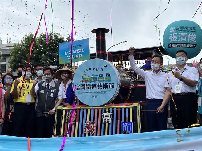 民進黨桃園市長參選人林智堅和桃園市長鄭文燦一左一右為踩街遊行活動啟航，對手張善政和賴香伶則走入人群互動，未參加啟動儀式。(蔡依珍攝)