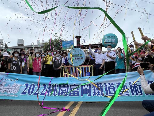 民進黨桃園市長參選人林智堅和桃園市長鄭文燦一左一右為踩街遊行活動啟航，對手張善政和賴香伶則走入人群互動，未參加啟動儀式。(蔡依珍攝)