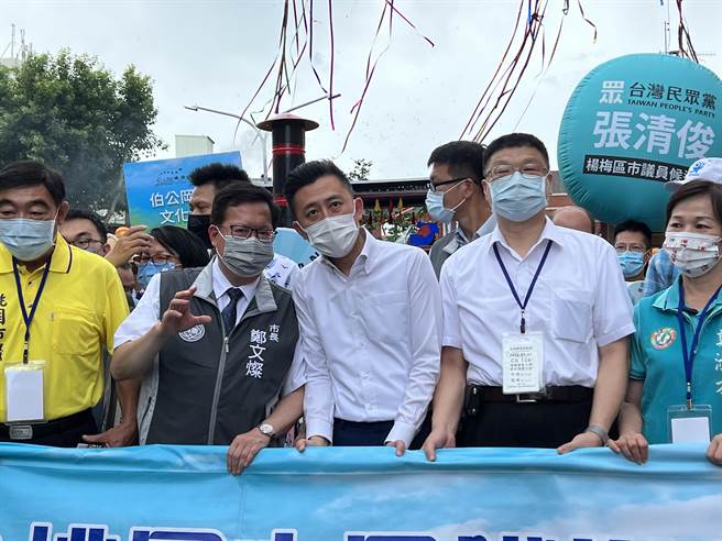 民進黨桃園市長參選人林智堅和桃園市長鄭文燦為踩街遊行活動啟航，對手張善政和賴香伶則走入人群互動，未參加啟動儀式。(蔡依珍攝)