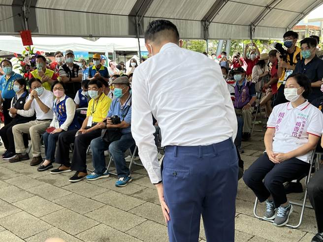 原本並未列公開行程的林智堅，在活動開始40分鐘後抵達富岡火車站，司儀介紹時他特別跟大家致意，對手張善政就在前方。(蔡依珍攝)