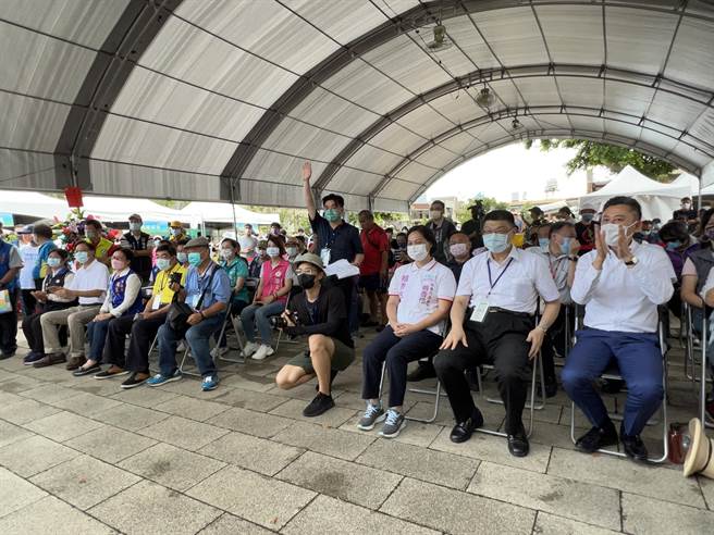 藍白綠桃園市長參選人張善政(左二)、賴香伶(右三)和林智堅(右一)「同框」卻幾乎零互動。(蔡依珍攝)