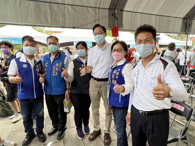 張善政在國民黨楊梅在地議員周玉琴、涂權吉，以及黨團總召徐其萬、議員陳美梅帶領下，和當地里長、民眾互動。(蔡依珍攝)